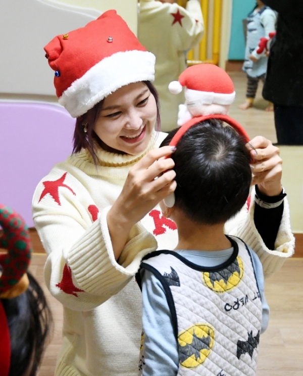 성탄절을 이틀 앞둔 23일 인기가수 솔비 등 연예인들이 수원지역 아동복지시설 경동원을 방문, 선물을 전달하고 아이들과 즐거운 한때를 보내고 있다. 7년째 이곳을 방문하는 솔비는 