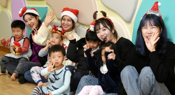 성탄절을 이틀 앞둔 23일 인기가수 솔비 등 연예인들이 수원지역 아동복지시설 경동원을 방문, 선물을 전달하고 아이들과 즐거운 한때를 보내고 있다. 7년째 이곳을 방문하는 솔비는 