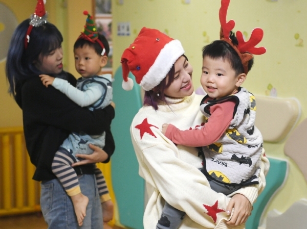 성탄절을 이틀 앞둔 23일 인기가수 솔비 등 연예인들이 수원지역 아동복지시설 경동원을 방문, 선물을 전달하고 아이들과 즐거운 한때를 보내고 있다. 7년째 이곳을 방문하는 솔비는 