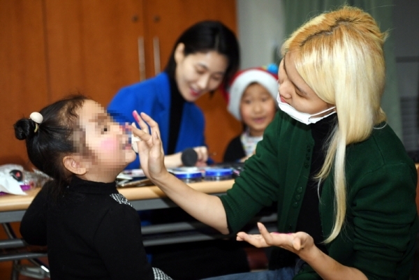 성탄절을 이틀 앞둔 23일 인기가수 솔비 등 연예인들이 수원지역 아동복지시설 경동원을 방문, 선물을 전달하고 아이들과 즐거운 한때를 보내고 있다. 7년째 이곳을 방문하는 솔비는 
