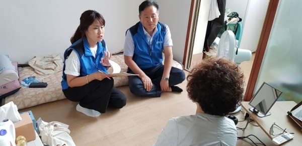수원시 영통1동 사회복지 공무원과 동 사회복지협의체 관계자가 위기가정 대상자 가정을 방문해 면담하고 있다. 수원시 제공