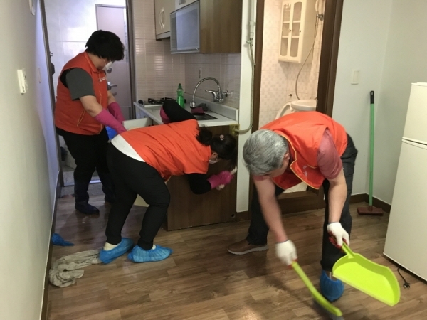 수원시 곡선동에서 발굴된 위기가정의 주거환경 개선을 위한 청소서비스를 진행되고 있다. 수원시 제공