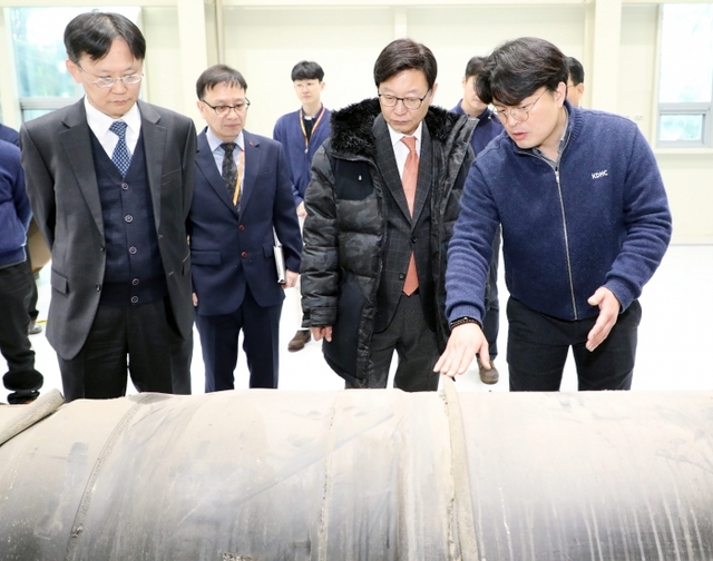 한국지역난방공사가 24일 용인 소재 한난 미래개발원에서 ‘열수송관 성능시험센터’ 개관식을 개최한 가운데 황창화 한난 사장(가운데)이 성능시험센터 내 시설을 점검하고 있다. 한국지역난방공사 제공