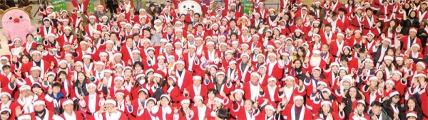 25일 오후 인천시청 중앙홀에서 열린 ‘2019년 행복한 사랑더하기 산타클로스’ 행사에 참가한 자원봉사자들이 기념촬영을 하고 있다. 조주현기자