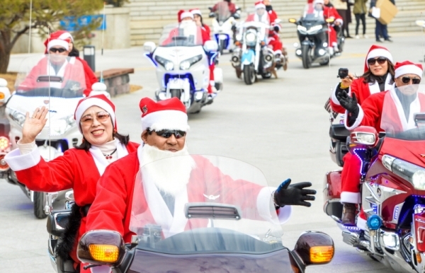 25일 오후 인천시청에서 열린 ‘2019년 행복한 사랑더하기 산타클로스’ 행사에 참가한 자원봉사자들이 어려운 이웃들에게 선물을 전달하기 위해 오토바이를 타고 시청을 나서고 있다.조주현기자