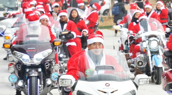 25일 오후 인천시청에서 열린 ‘2019년 행복한 사랑더하기 산타클로스’ 행사에 참가한 자원봉사자들이 어려운 이웃들에게 선물을 전달하기 위해 오토바이를 타고 시청을 나서고 있다.조주현기자