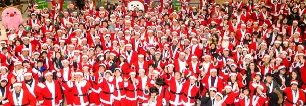 25일 오후 인천시청 중앙홀에서 열린 ‘2019년 행복한 사랑더하기 산타클로스’ 행사에 참가한 자원봉사자들이 기념촬영을 하고 있다.조주현기자