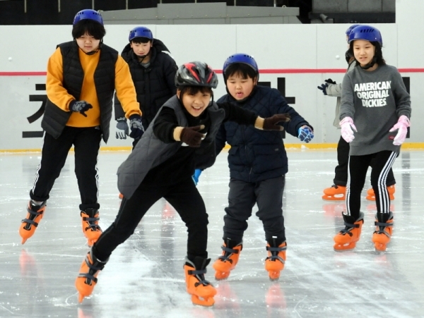 성탄절 휴일인 25일 성남종합운동장에 마련된 야외 스케이트장에서 가족, 친구들과 함께 스케이트를 타러온 어린이들이 추위도 잊은 채 빙판을 누비며 즐거워 하고 있다.전형민기자