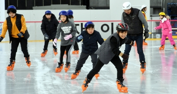 성탄절 휴일인 25일 성남종합운동장에 마련된 야외 스케이트장에서 가족, 친구들과 함께 스케이트를 타러온 어린이들이 추위도 잊은 채 빙판을 누비며 즐거워 하고 있다.전형민기자