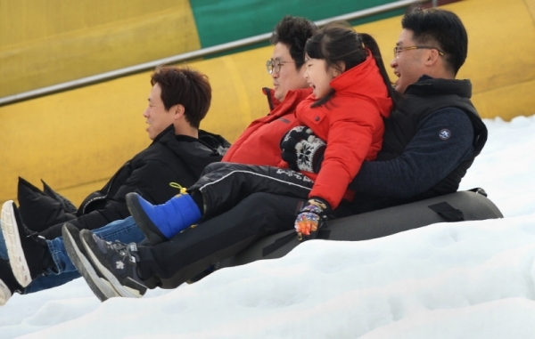 25일 성탄절을 맞아 인천시 서구 사계절 눈 썰매장을 찾은 나들이객들이 즐겁게 눈 썰매를 타고 있다. 장용준기자
