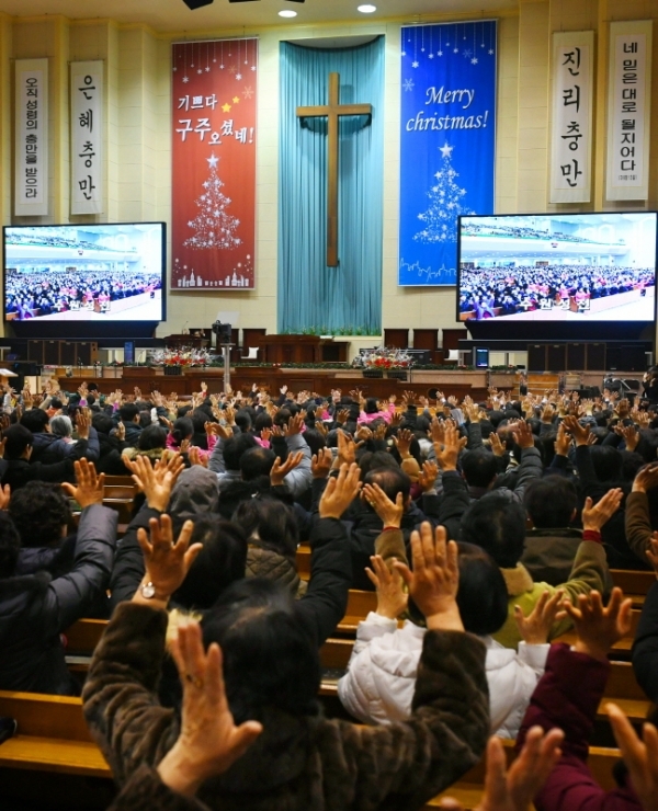 성탄절인 25일 오후 수원시내 한 개신교회에서 신도들이 아기예수의 탄생을 찬양하는 성탄 축하 예배를 드리고 있다. 김시범기자