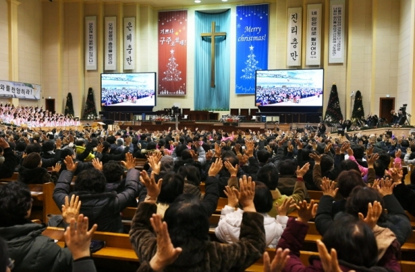 성탄절인 25일 오후 수원시내 한 개신교회에서 신도들이 아기예수의 탄생을 찬양하는 성탄 축하 예배를 드리고 있다. 김시범기자