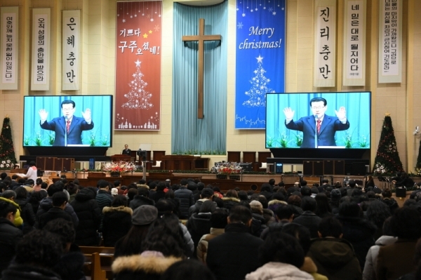 성탄절인 25일 오후 수원시내 한 개신교회에서 신도들이 아기예수의 탄생을 찬양하는 성탄 축하 예배를 드리고 있다. 김시범기자
