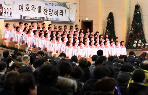 성탄절인 25일 오후 수원시내 한 개신교회에서 신도들이 아기예수의 탄생을 찬양하는 성탄 축하 예배를 드리고 있다. 김시범기자