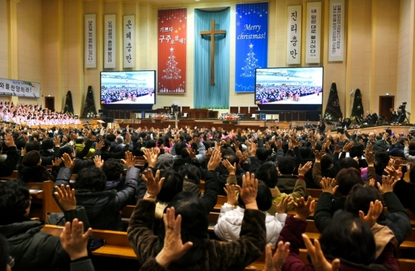 성탄절인 25일 오후 수원시내 한 개신교회에서 신도들이 아기예수의 탄생을 찬양하는 성탄 축하 예배를 드리고 있다. 김시범기자