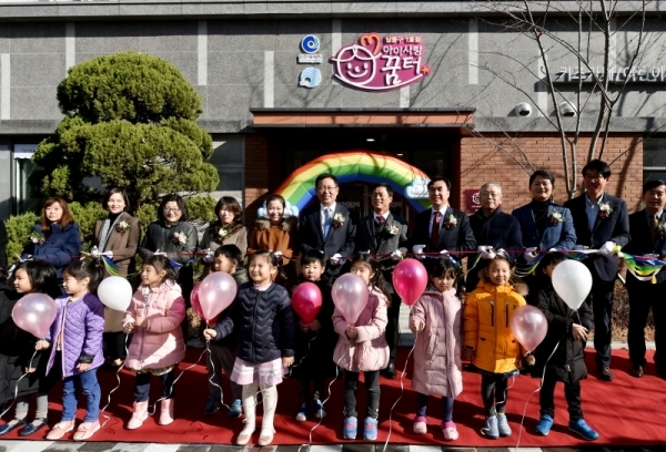 지난 12월 2일 인천 남동구 서창동 꿈에그린아파트에서 열린 ‘아이사랑꿈터 1호점 개소식’에서 박남춘 인천시장이 지역주민들과 테이프커팅을 하고 있다. 인천시 제공