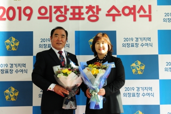 ‘2019년 경기 지역 의장 표창 수여식’ 의장(대통령) 표창 수상자들(사진 왼쪽부터 오형근 민주평화통일자문회의 구리시협의회 부회장, 이영희 구리시 민간협력팀장)