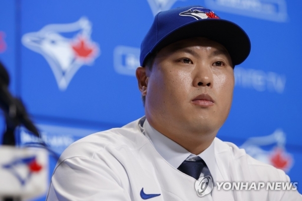 류현진이 28일(한국시간) 캐나다 온타리오주 토론토 로저스센터에서 열린 미국프로야구 토론토 블루제이스 입단식에서 취재진의 질문을 받고 있다. 연합뉴스