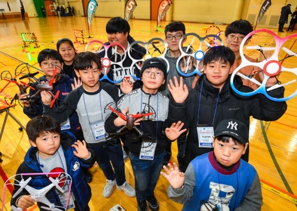 '제2회 회장배 전국스포츠 비행드론대회'가 열린 28일 중앙대학교 안성캠퍼스 수림체육관에서 대회 참가자들이 자신의 드론을 들고 환하게 웃고있다. 스포츠 비행드론의 보급과 일반화를 위해 열린 이번 대회는 대한스포츠 비행드론협회가 주최하고 경기일보, 4차산업혁명 미래교육포럼 등이 후원했다. 윤원규기자