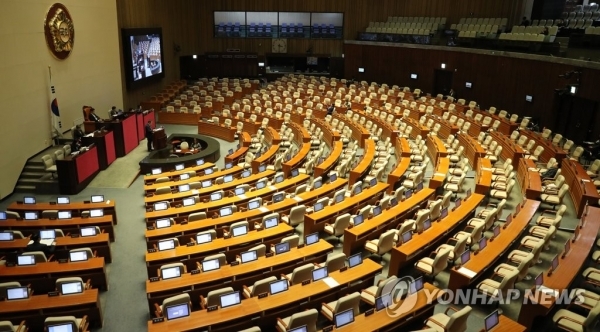 28일 오후 서울 여의도 국회 본회의장에서 '고위공직자범죄수사처(공수처) 법안'에 대한 무제한 토론(필리버스터)이 계속되고 있다. 연합뉴스