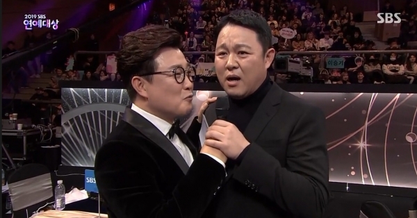 '2019 SBS 연예대상'에서 대상 후보로 인터뷰 중인 방송인 김구라. SBS