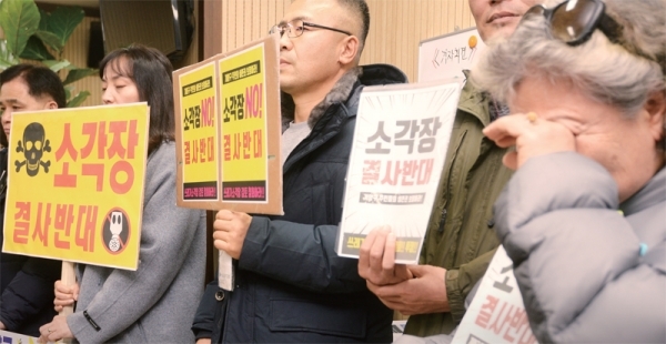 30일 인천시 계양테크노밸리 광역소각장 설치 반대 기자회견이 열린 인천시청 브리핑룸에서 피켓팅을 하던 한 주민이 눈물을 닦아내고 있다. 장용준기자
