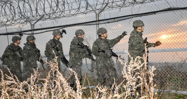 30일 화성시 궁평항 일대 해안 철책에서 육군 제51사단 장병들이 빈틈없는 경계 작전을 수행하고 있다.전형민기자