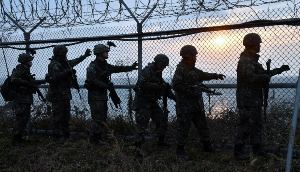 30일 화성시 궁평항 일대 해안 철책에서 육군 제51사단 장병들이 빈틈없는 경계 작전을 수행하고 있다.전형민기자