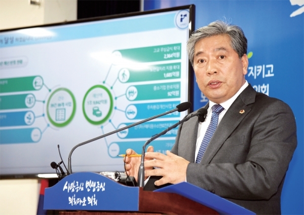 송한준 경기도의회 의장이 30일 오후 도의회 브리핑실에서 ‘정책공약 관리 및 도의회-시•군 정책간담회 성과 기자회견’을 하고 있다. 김시범기자