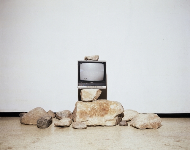 ▲ 박현기, 무제, 1979, 돌(14개), 모니터(1대), 120x260x260cm, 국립현대미술관 소장.