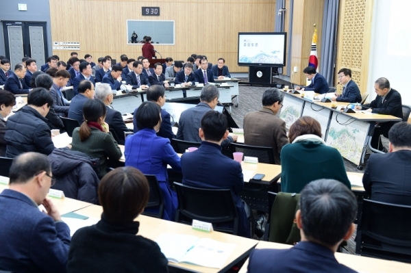 염태영 수원시장과 수원시 공직자, 시민대표 등이 지난 30일 오전 2020 업무보고회에서 의견을 나누고 있다. 수원시 제공