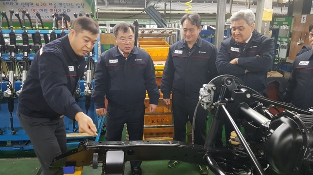 쌍용자동차 예병태 대표이사가 평택공장 생산현장을 돌며 직원들을 격려하고 우수개선활동에 대한 설명을 듣고 있다. 쌍용자동차 제공