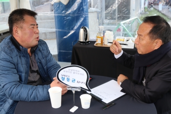 정동균 양평군수는 내년부터는 보다 군민의 다양한 의견을 듣기위해 토론회 형식의 소통한마당을 운영한다고 밝혔다. 사진은 지난 11월 거리에 나와 군민들과 대화하는 정동균 양평군수.