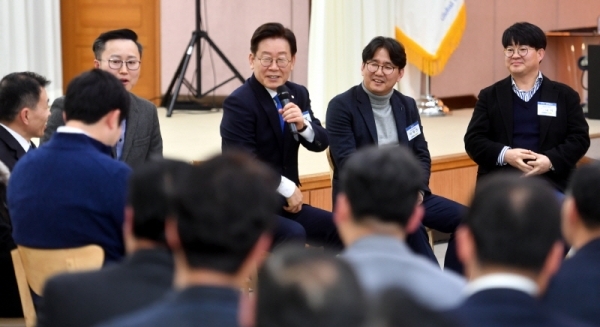 31일 경기도청 제1회의실에서 열린 ‘2019년 기해년 종무식’ 토크콘서트에서 이재명 경기도지사와 직원들이 “경기도청 직원들이 뽑은 2019년 경기도 10대 뉴스”를 주제로 대화를 나누고 있다.전형민기자