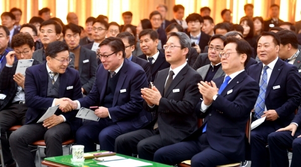 31일 경기도청 제1회의실에서 열린 ‘2019년 기해년 종무식’에서 이재명 경기도지사, 김희경 행정1부지사, 이화영 평화부지사 등 참석자들이 박수를 치고 있다.전형민기자.
