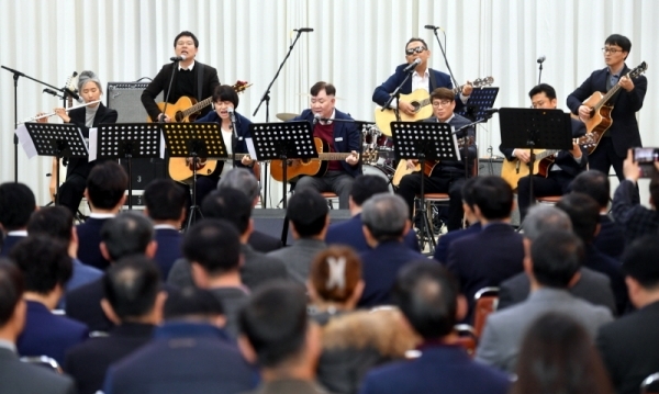31일 경기도청 제1회의실에서 열린 ‘2019년 기해년 종무식’에서 직원동호회 ‘모꼬지’가 식전공연을 하고 있다.전형민기자