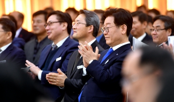 31일 경기도청 제1회의실에서 열린 ‘2019년 기해년 종무식’에서 이재명 경기도지사, 김희경 행정1부지사, 이화영 평화부지사 등 참석자들이 박수를 치고 있다.전형민기자