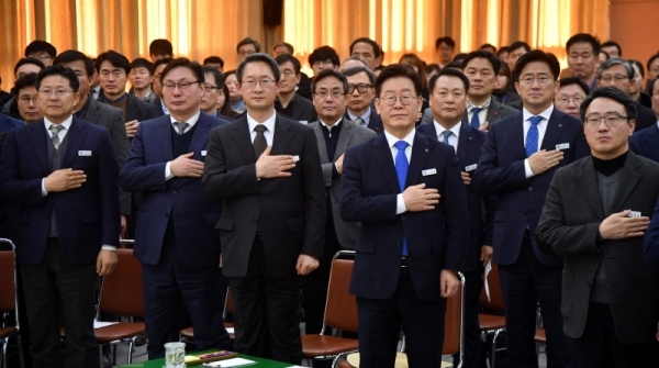 31일 경기도청 제1회의실에서 열린 ‘2019년 기해년 종무식’에서 이재명 경기도지사, 김희경 행정1부지사, 이화영 평화부지사, 실·국장 및 과장, 도청 직원 등 참석자들이 국민의례를 하고 있다.전형민기자