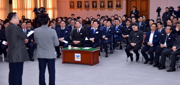 31일 경기도청 제1회의실에서 열린 ‘2019년 기해년 종무식’ 토크콘서트에서 이재명 경기도지사와 직원들이 “경기도청 직원들이 뽑은 2019년 경기도 10대 뉴스”를 주제로 대화를 나누고 있다.전형민기자