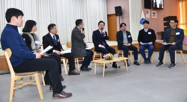 31일 경기도청 제1회의실에서 열린 ‘2019년 기해년 종무식’ 토크콘서트에서 이재명 경기도지사와 직원들이 “경기도청 직원들이 뽑은 2019년 경기도 10대 뉴스”를 주제로 대화를 나누고 있다.전형민기자