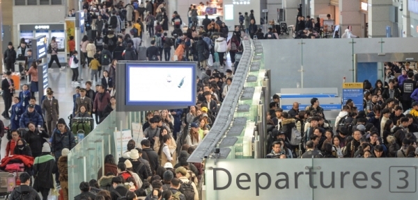 2019년의 마지막 날인 31일 오전 인천국제공항 제1터미널 출국장이 해외 여행을 떠나는 인파로 붐비고 있다.장용준기자