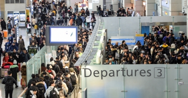 2019년의 마지막 날인 31일 오전 인천국제공항 제1터미널 출국장이 해외 여행을 떠나는 인파로 붐비고 있다.장용준기자