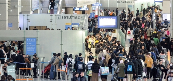 2019년의 마지막 날인 31일 오전 인천국제공항 제1터미널 출국장이 해외 여행을 떠나는 인파로 붐비고 있다.장용준기자