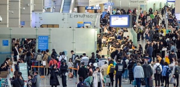 2019년의 마지막 날인 31일 오전 인천국제공항 제1터미널 출국장이 해외 여행을 떠나는 인파로 붐비고 있다.장용준기자