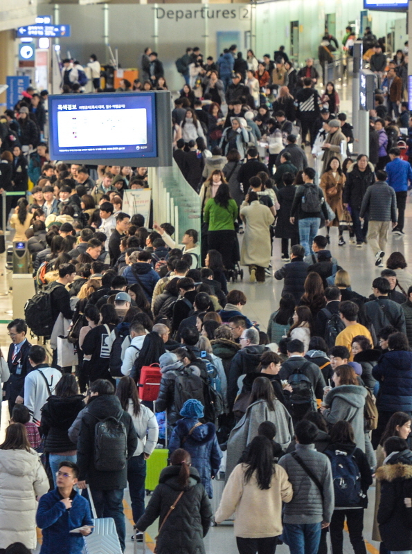 2019년의 마지막 날인 31일 오전 인천국제공항 제1터미널 출국장이 해외 여행을 떠나는 인파로 붐비고 있다.장용준기자