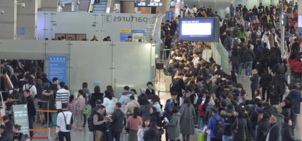 2019년의 마지막 날인 31일 오전 인천국제공항 제1터미널 출국장이 해외 여행을 떠나는 인파로 붐비고 있다.장용준기자