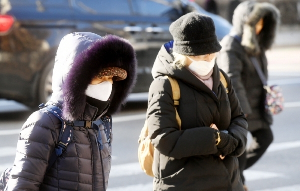 수도권지역에 한파특보와 함께 올겨울들어 가장 추운날씨를 기록한 31일 수원시내 한 거리에서 방한복으로 꽁꽁 싸맨 행인들이 걸음을 재촉하고 있다. 김시범기자