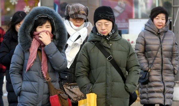 수도권지역에 한파특보와 함께 올겨울들어 가장 추운날씨를 기록한 31일 수원시내 한 거리에서 방한복으로 꽁꽁 싸맨 행인들이 걸음을 재촉하고 있다. 김시범기자