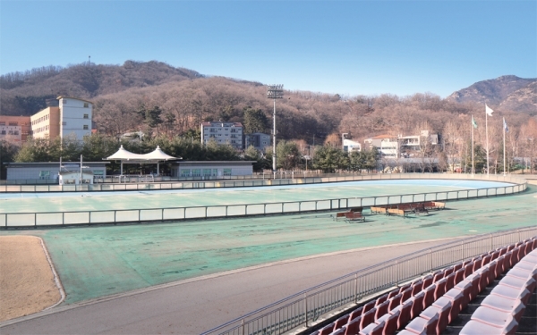 안양시가 150억 원을 투입해 조성한 ‘안양인라인롤러경기장’이 수년째 시민들의 외면 속 애물단지로 전락하고 있어 대책 마련이 요구되고 있다. 안양인라인롤러경기장 모습. 박준상기자