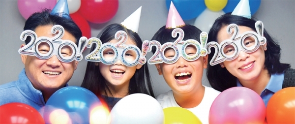 ▲ 새해엔 많이 웃어요 수원에 사는 최상오변화선 부부와 자녀인 지환지나가 환한 웃음속에 2020년 경자년 (庚子年) 새해맞이 가족축제를 벌이고 있다. 다사다난했던 2019년을 보내고 새해를 맞이하는 최씨 부부는 “올해에는 가족의 건강과 평안, 안정된 사회, 그리고 풍요로운 대한민국이 되기를 기원한다”고 새해 소망을 밝혔다. 2020년 새해를 맞아 경기도, 그리고 대한민국의 평범한 가족들이 미소를 잃지 않는 즐거운 한해가 되도록 우리 모두 힘차게 출발하자.  김시범기자